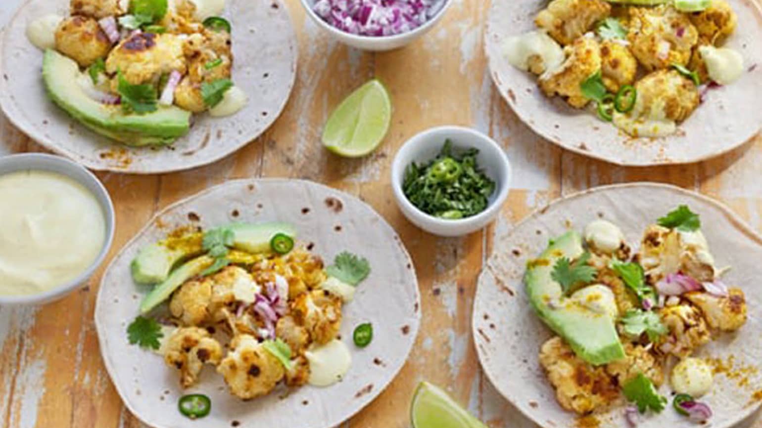 Vegetarische Tacos mit Blumenkohl, Avocado und Koriandersoße hero